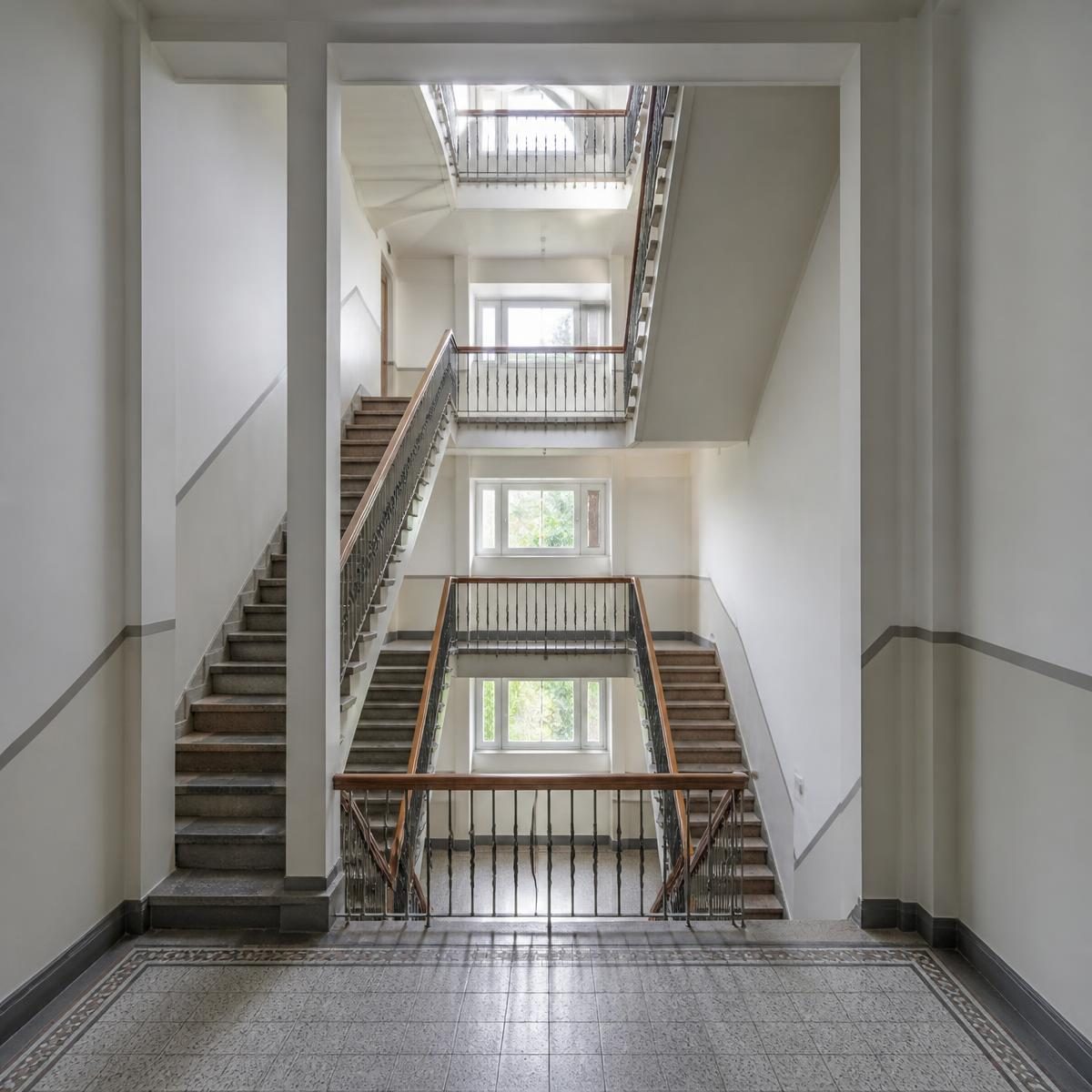 Photograph for the word „спрат“ (floor, story)