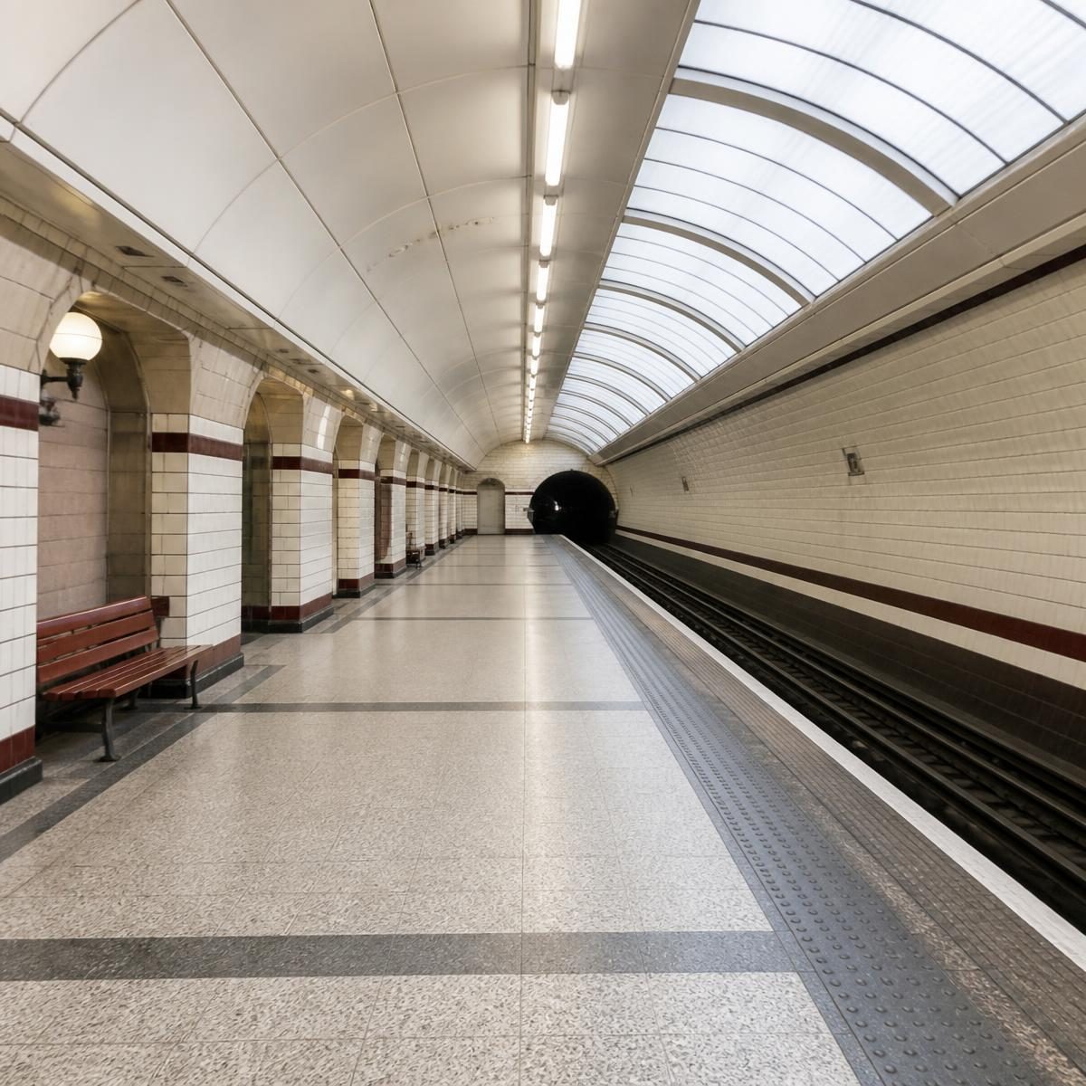 Photograph for the word „метро“ (metro, subway)