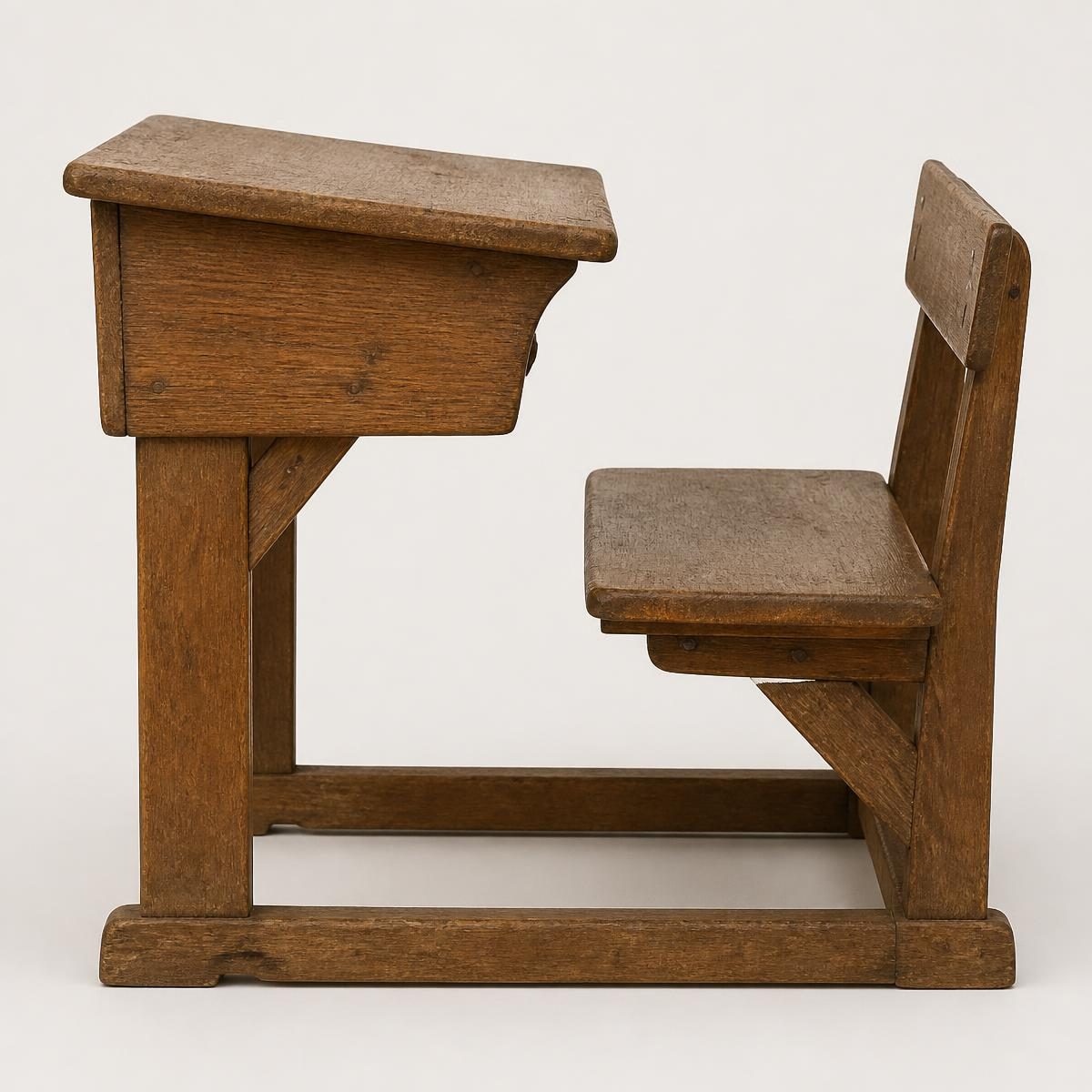 Photograph for the word „клупа“ ((school) desk, bench)