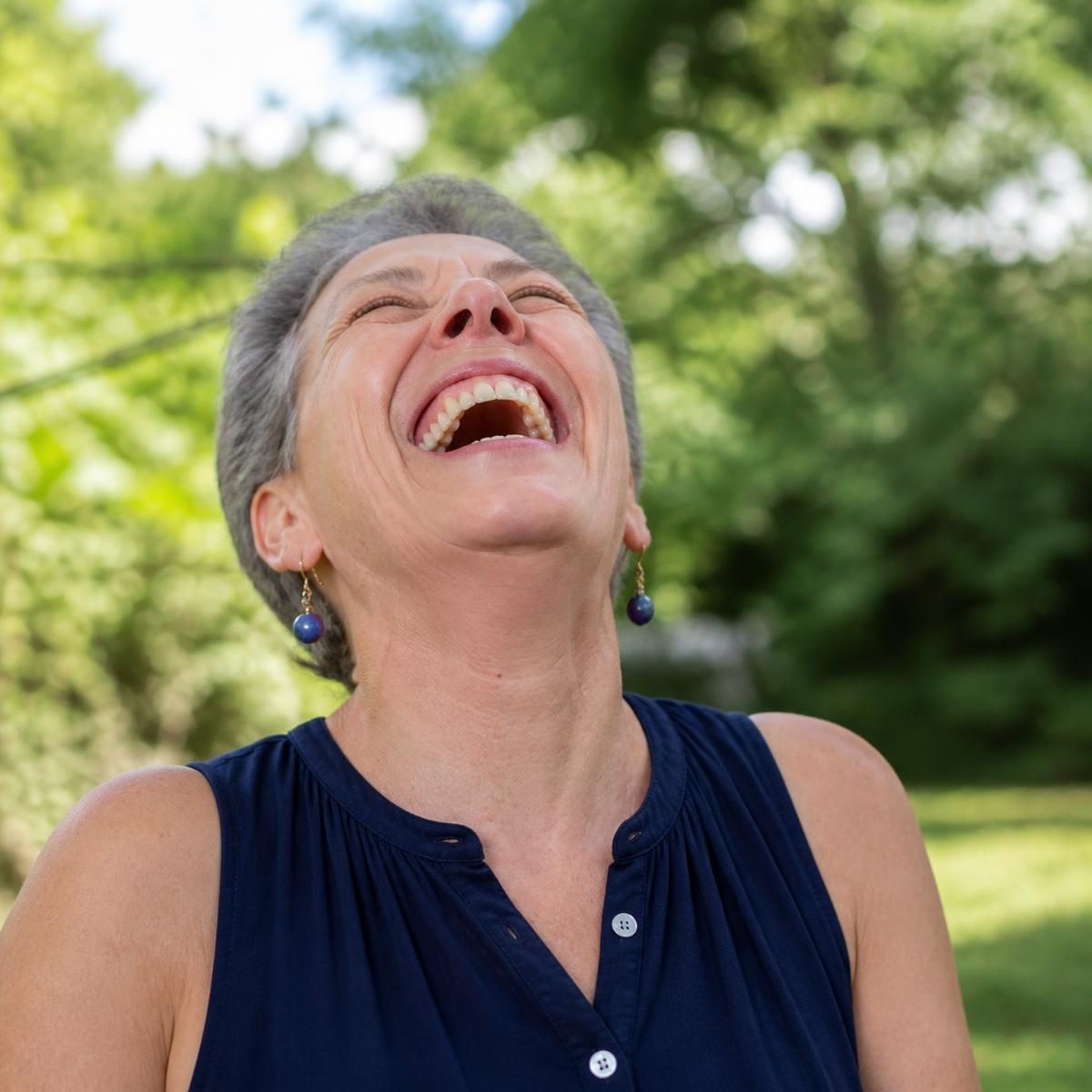 Photograph for the word „насмејати се“ (to burst out laughing, to smile broadly (perfective))