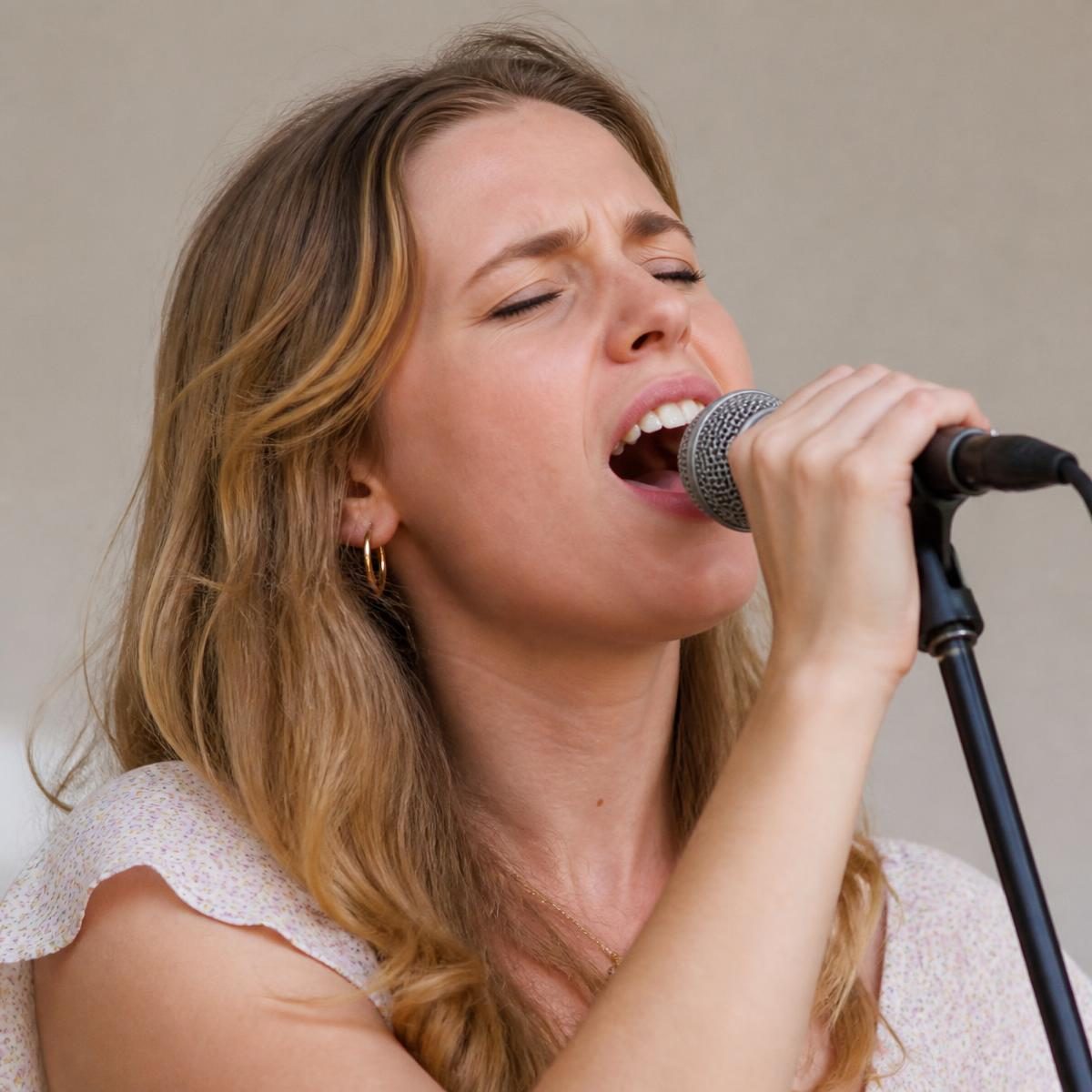 Photograph for the word „певати“ (to sing)