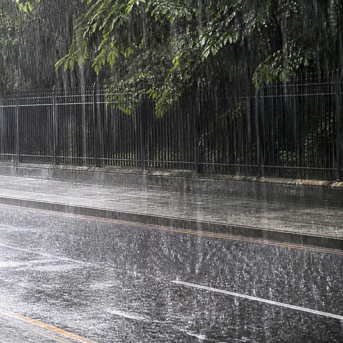 Photograph for the word „падати“ (to fall (rain, snow))