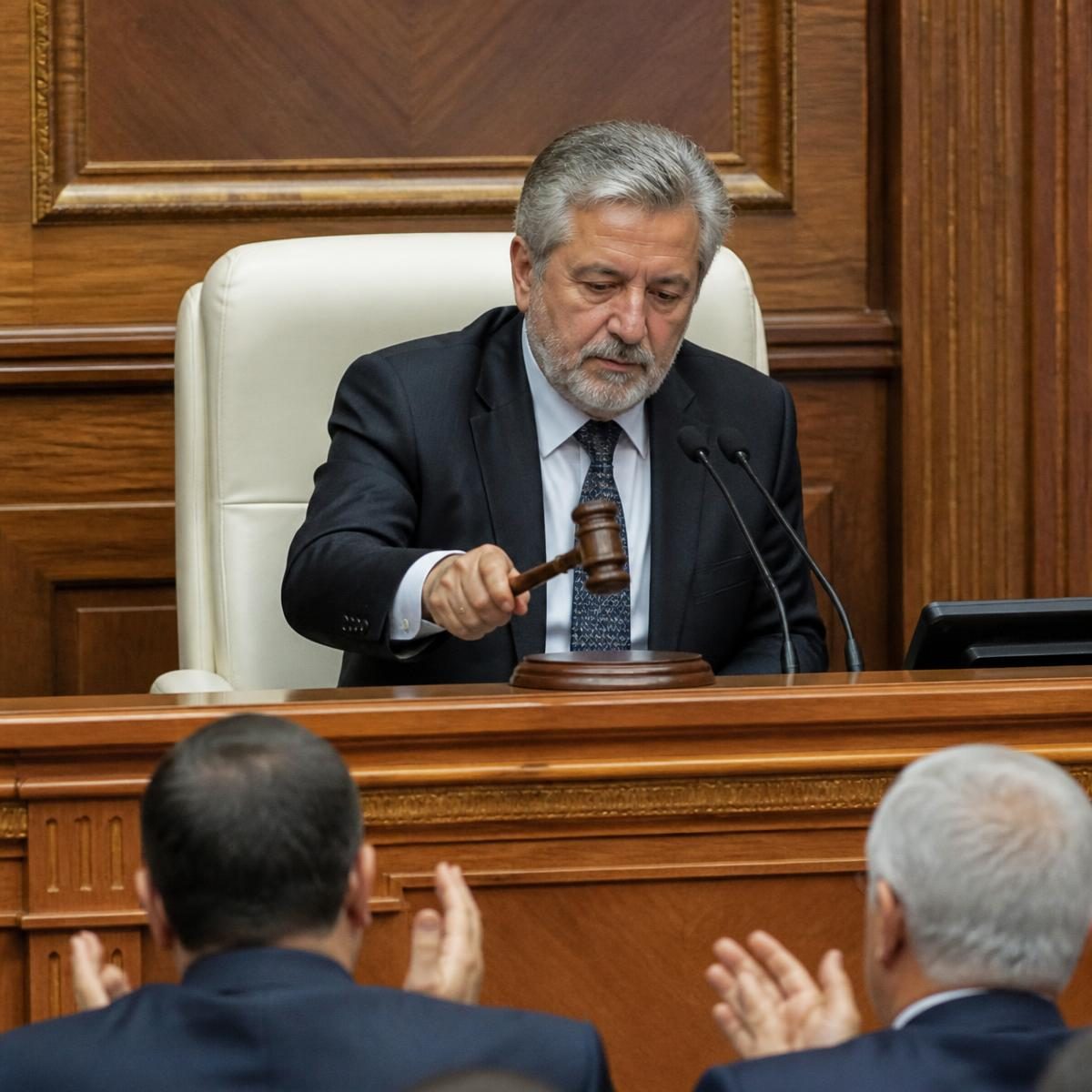 Photograph for the word „изгласати“ (to pass, to vote through)