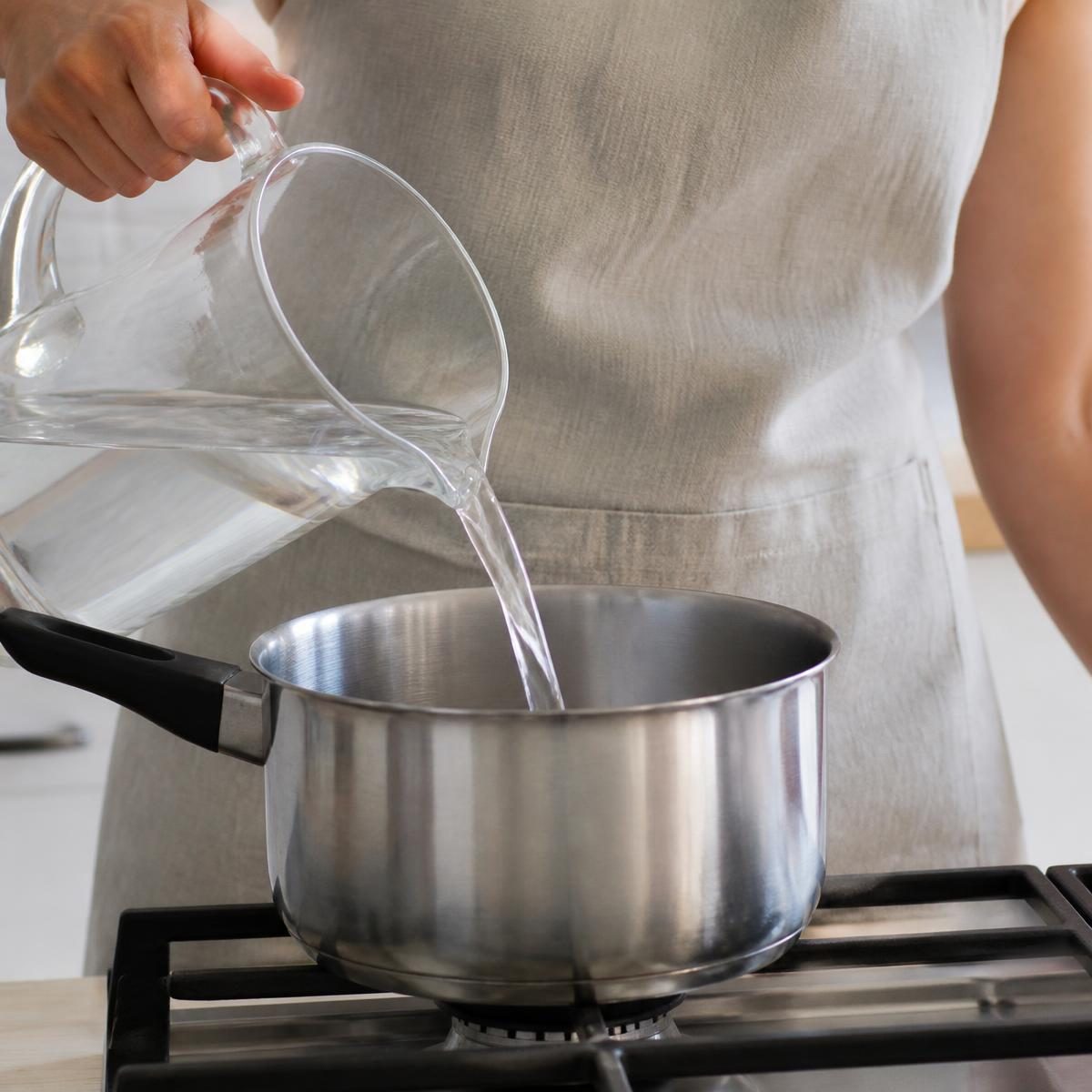 Photograph for the word „сипати“ (to pour (liquid or granular))