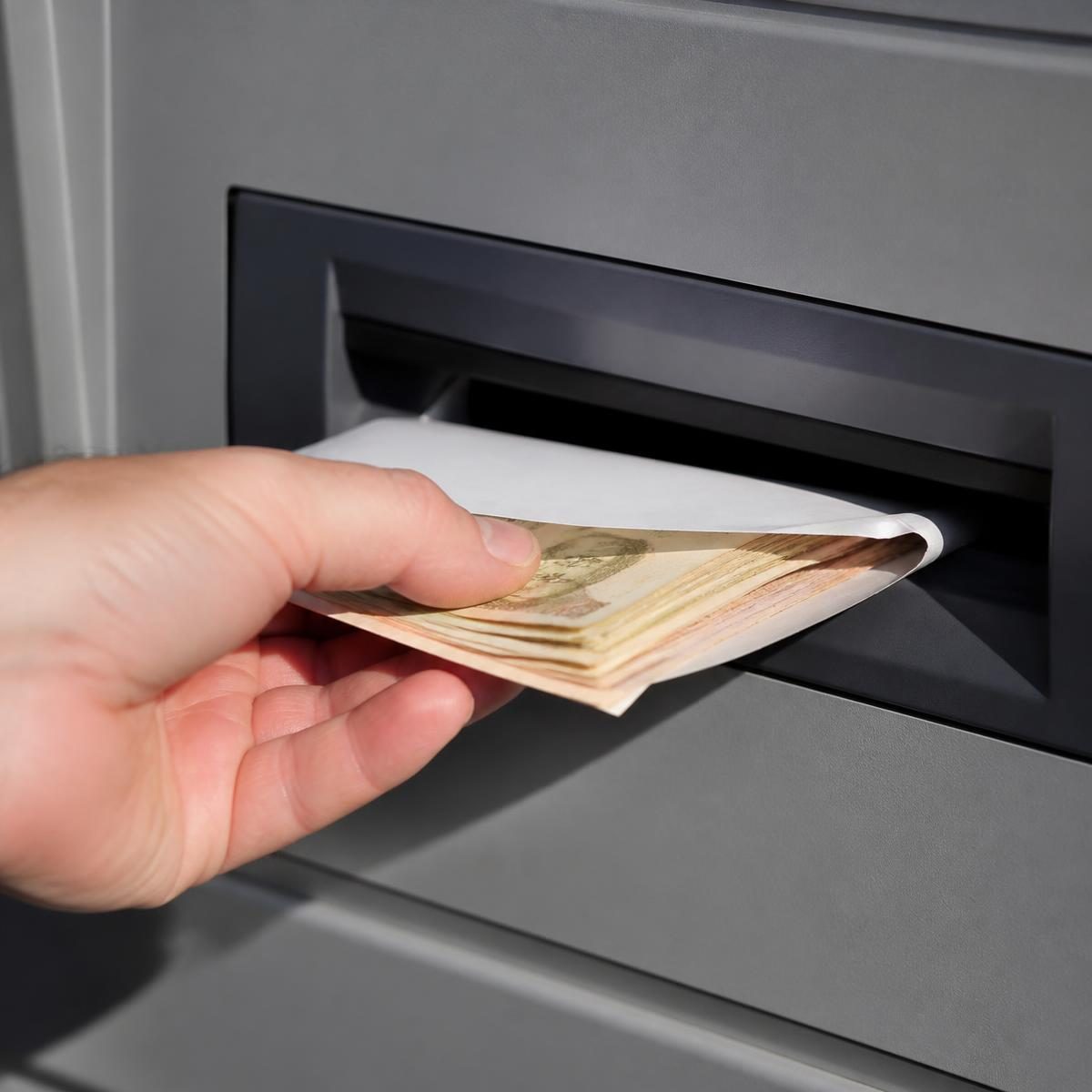 Photograph for the word „уплаћивати“ (to deposit, pay in (imperfective))