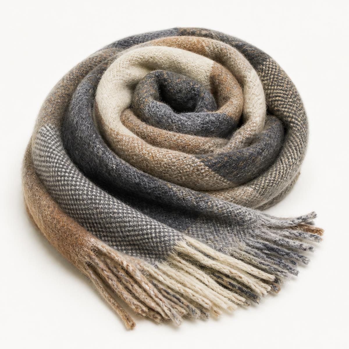 Photograph for the word „шал“ (scarf)