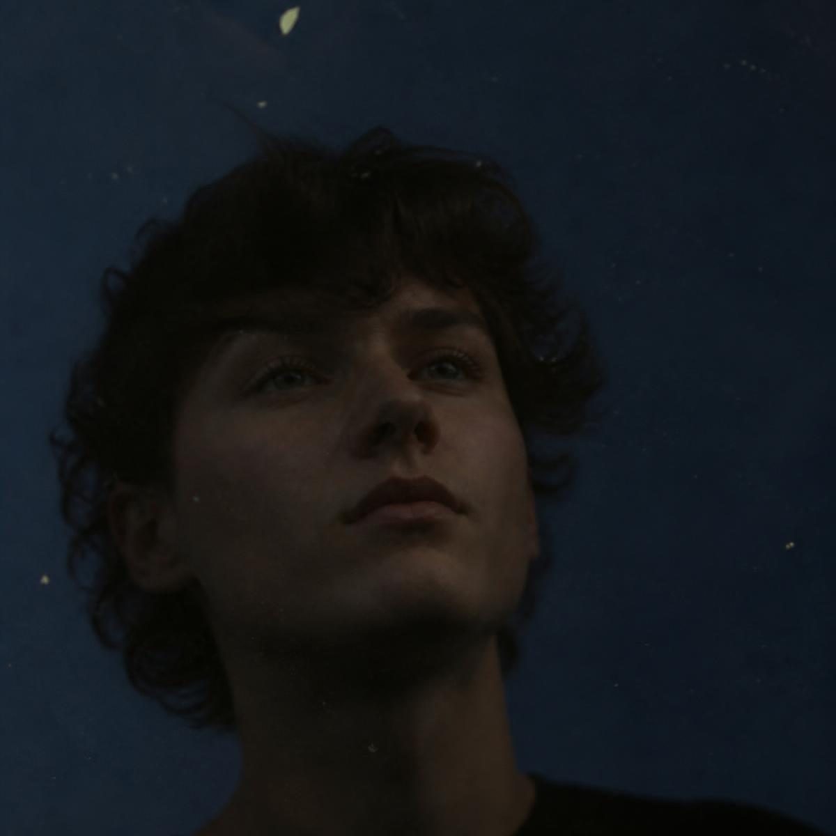 Photograph for the word „огледати се“ (to be reflected, to be mirrored)